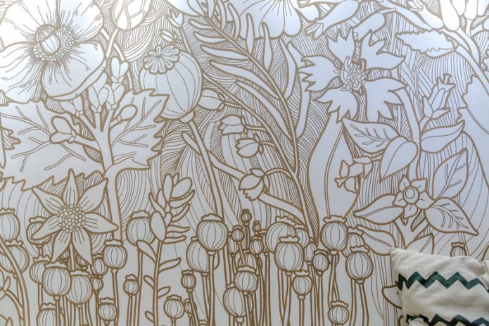 Роспись на стене: маковое поле в коричневом цвете на белом фоне