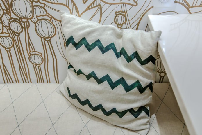 Декоративная подушка с геометрическим узором