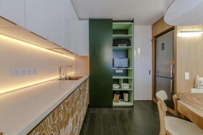 Встроенный кухонный шкаф-купе в зелёной гамме