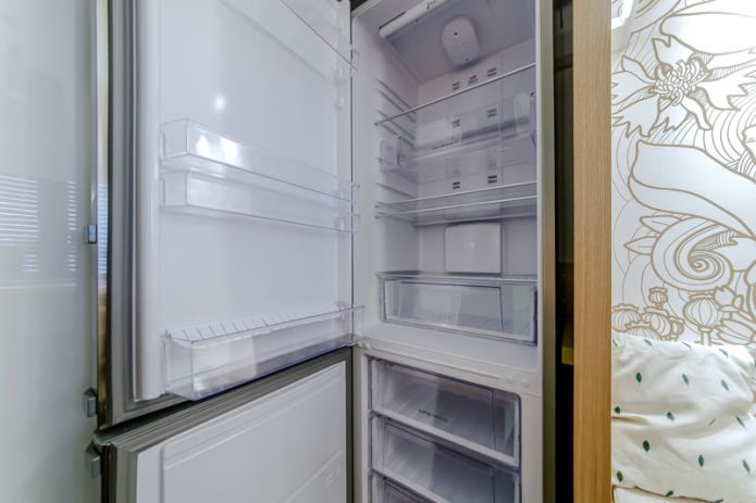 Встроенный холодильник с морозильной камерой