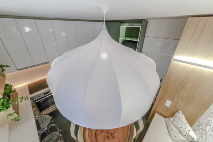 Большой белый абажур подвесного светильника в форме восточного шатра