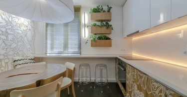 Дизайн интерьера кухни в бело-коричневых тонах с элементами деревенского стиля