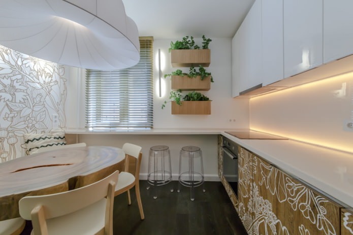 Дизайн бежевой кухни в бело-коричневых тонах с элементами деревенского стиля