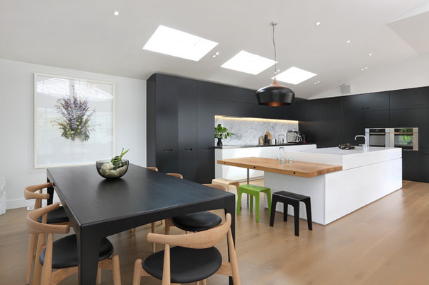 Роскошный дизайн интерьера кухни в чёрно-белой гамме