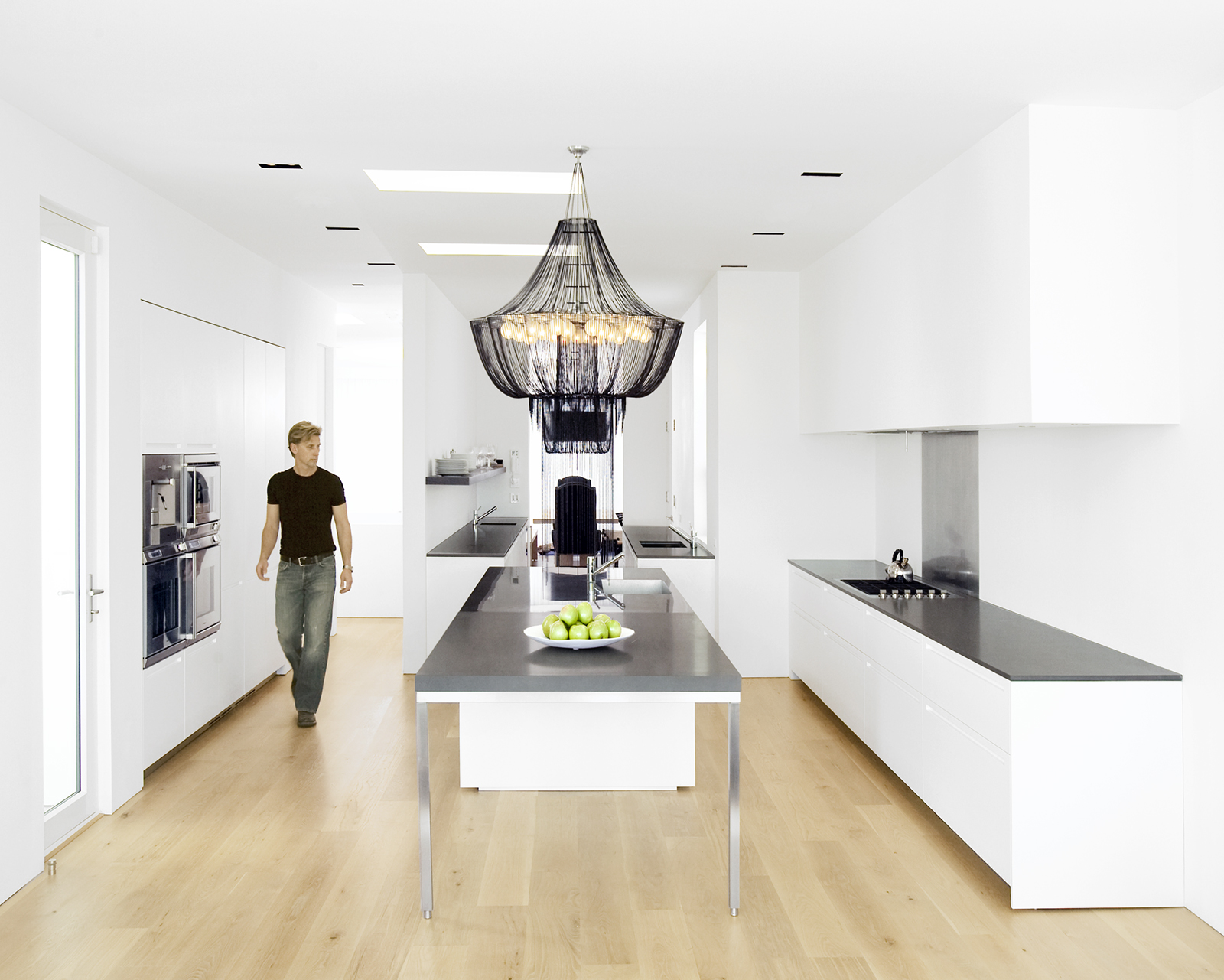 Роскошный дизайн интерьера кухни в чёрно-белой гамме