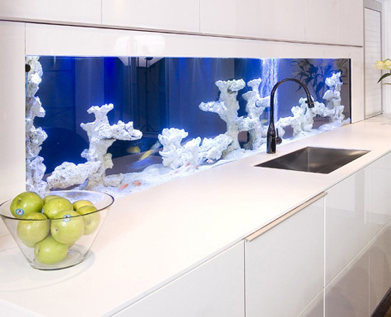 Аквариум в дизайне деревянной кухни с визуальным эффектом и неоновой подсветкой от Darren Morgan