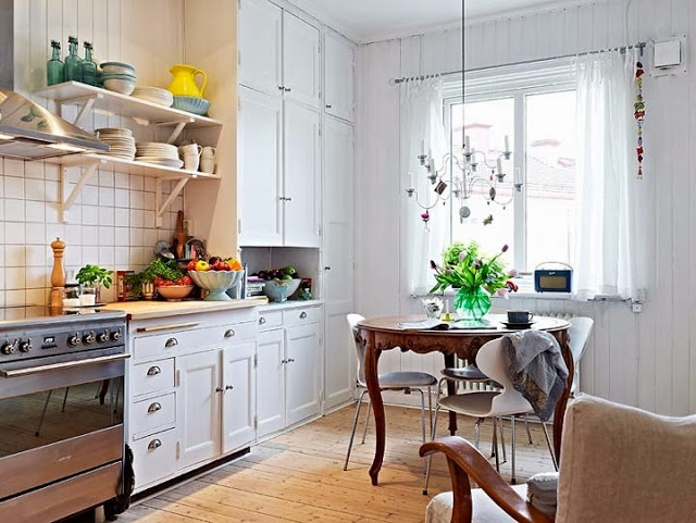 Интерьер белоснежной кухни в скандинавском стиле