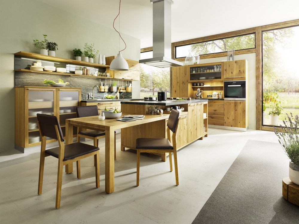 Кухни из дерева в стиле модерн: просторный светлый интерьер