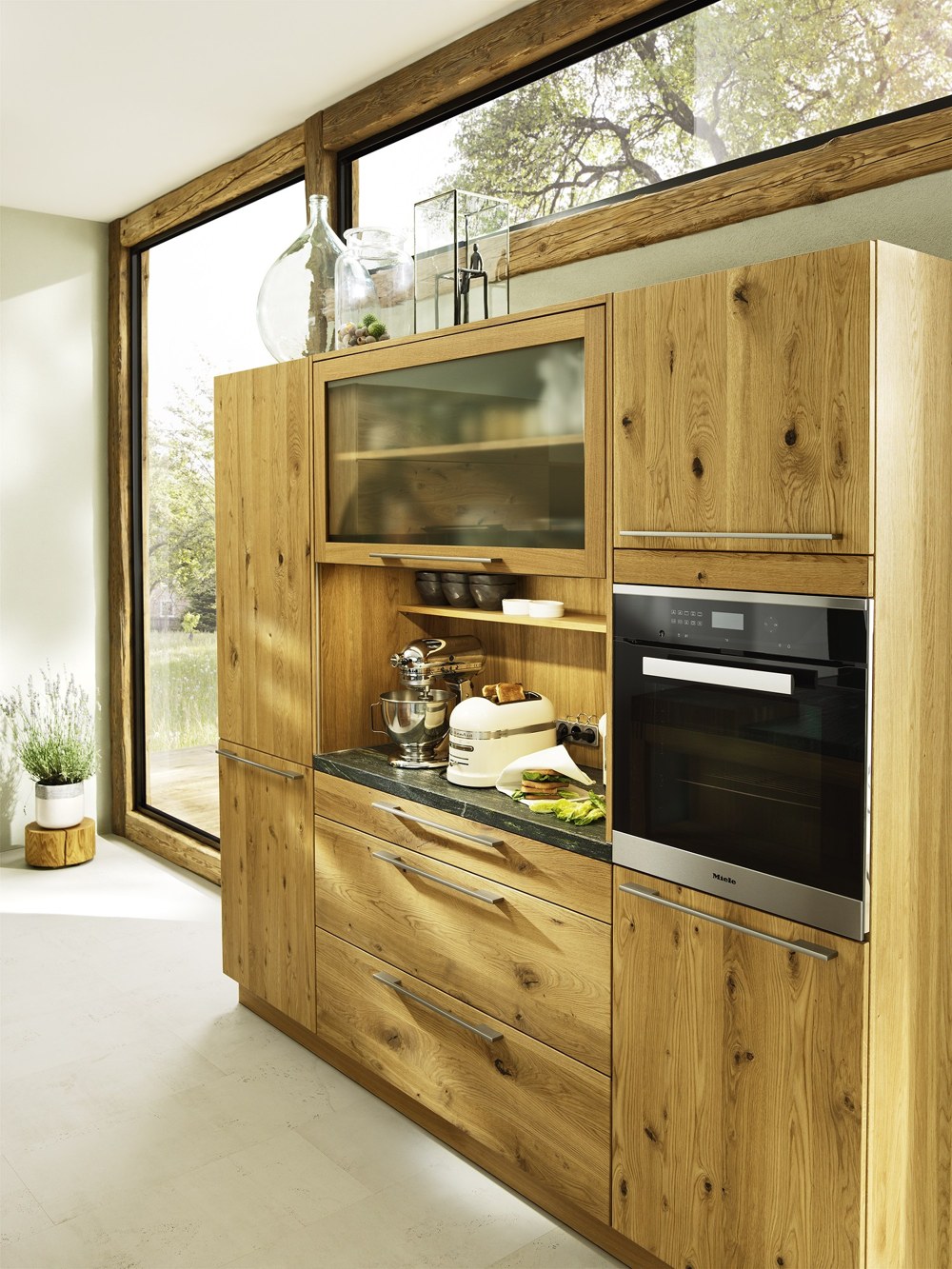 Кухни из дерева в стиле модерн: шкаф со встроенной техникой