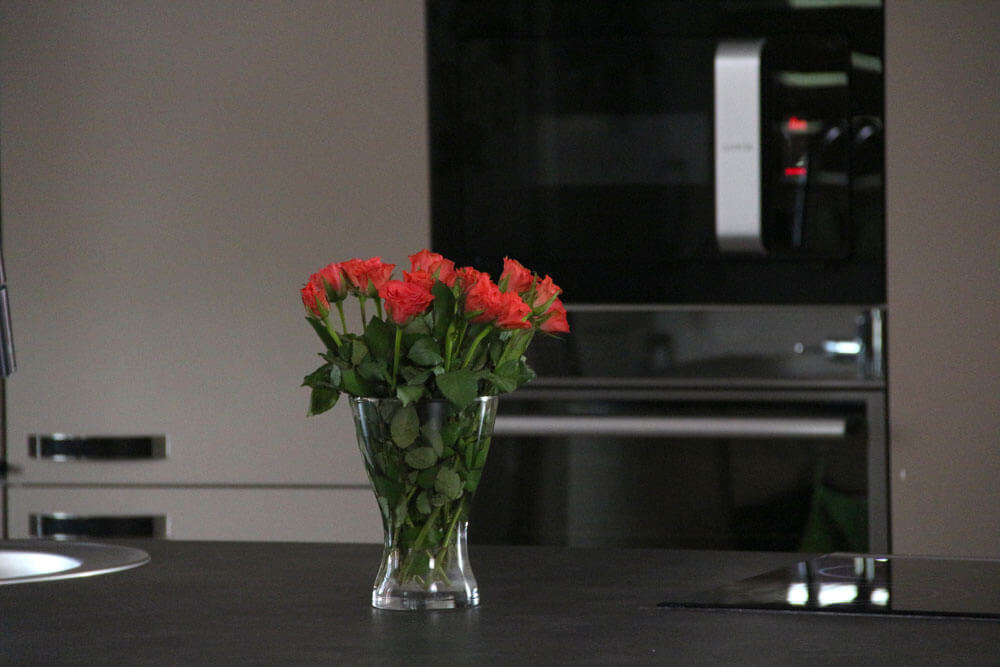 Ваза с цветами в интерьере кухни