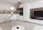 Шикарный дизайн интерьера белой кухни, совмещённой с гостиной от Goldfish-Interiors