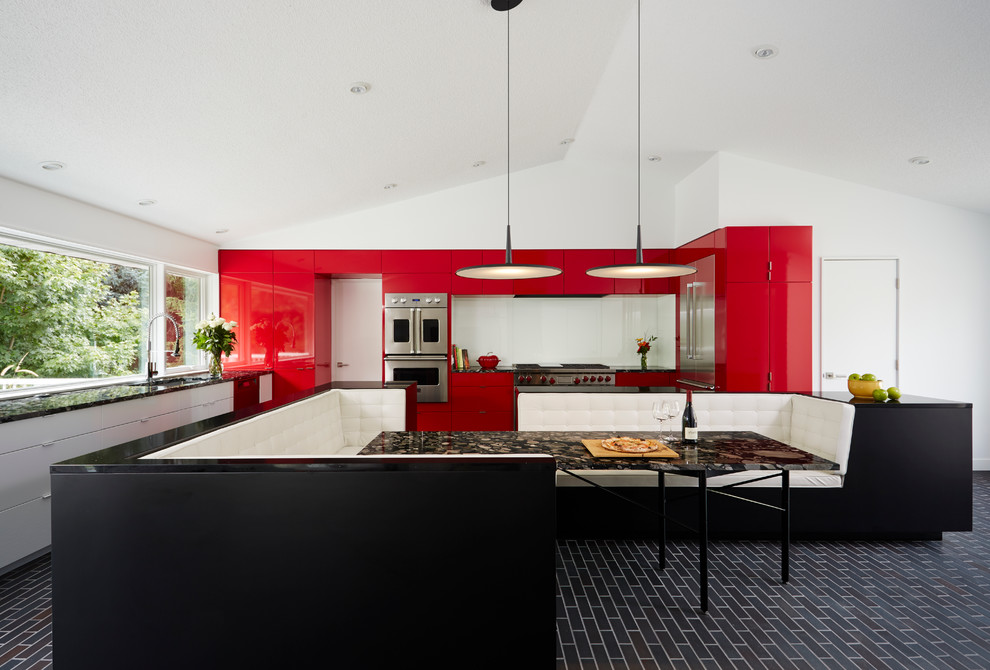 Красный глянцевый гарнитур в интерьере кухни