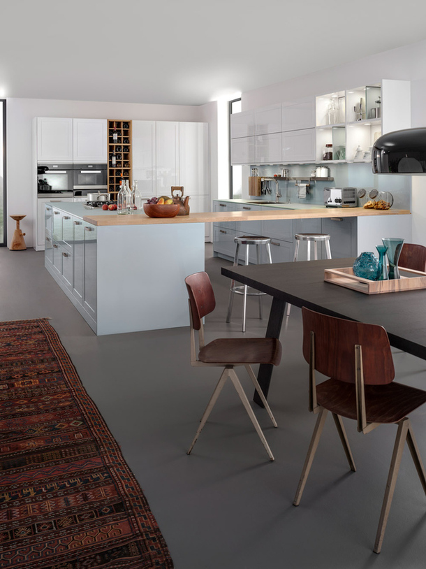 Минималистский дизайн интерьера белой кухни Avance от Leicht
