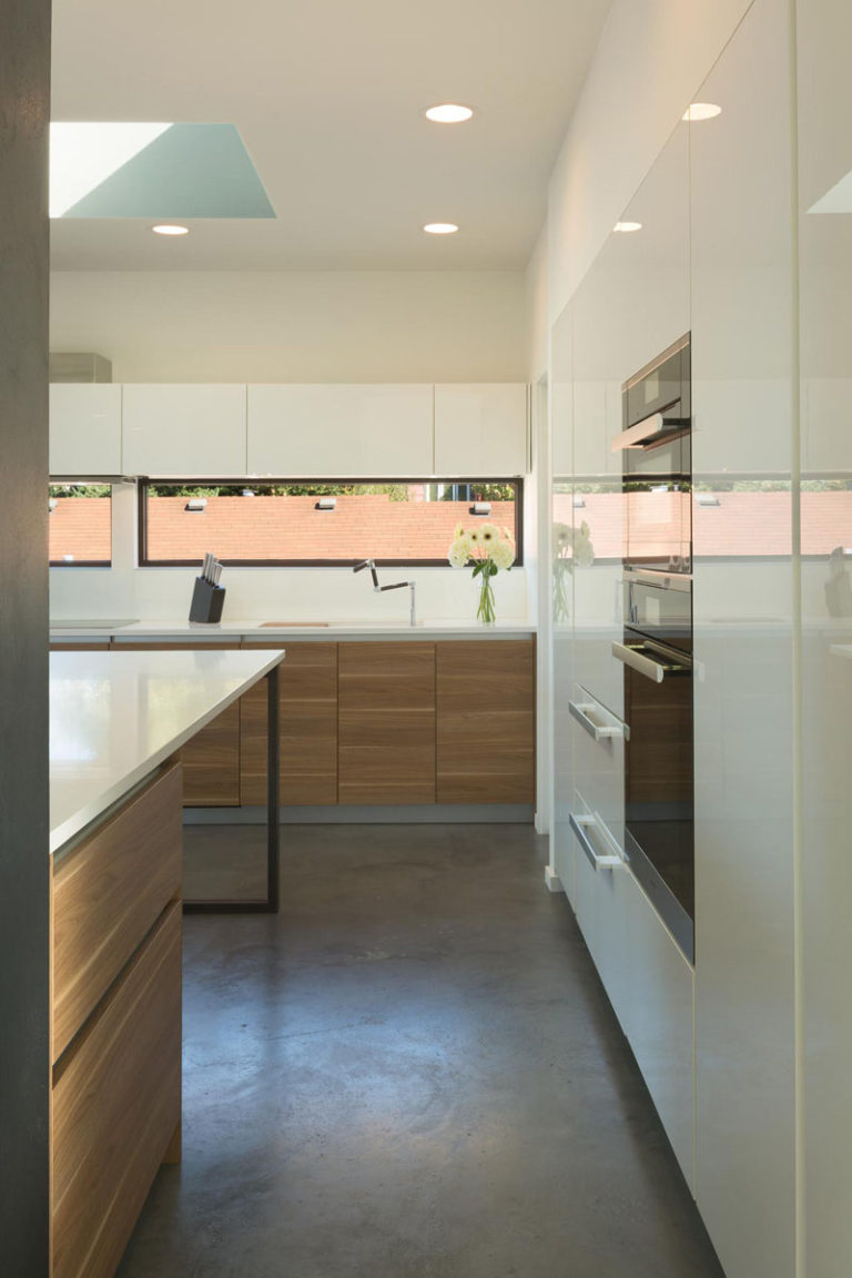 Кухня с низкими окнами – взгляд свысока