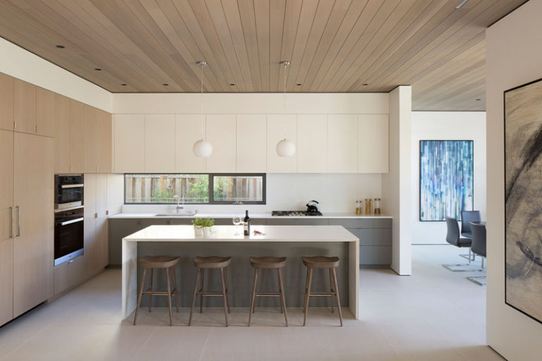 Кухня с низкими окнами – прямо над рабочей поверхностью