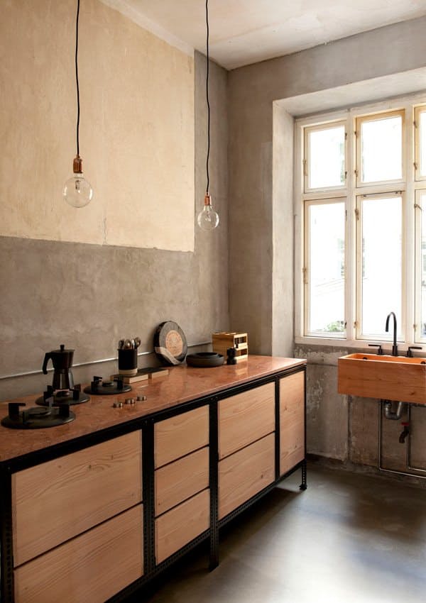 Кухня в индустриальном стиле – трубы напоказ, шкафы из неотшлифованной древесины и стальной арматуры с резьбой