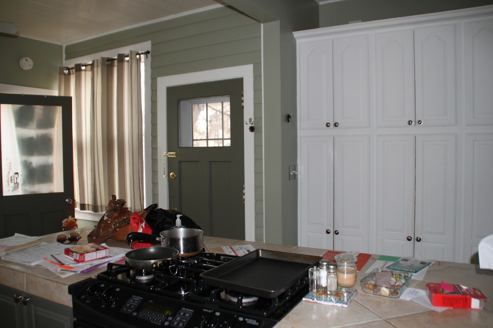 Кухня до ремонта, выход на задний двор
