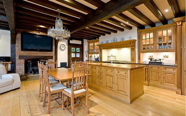 Интерьер деревянной современной кухни