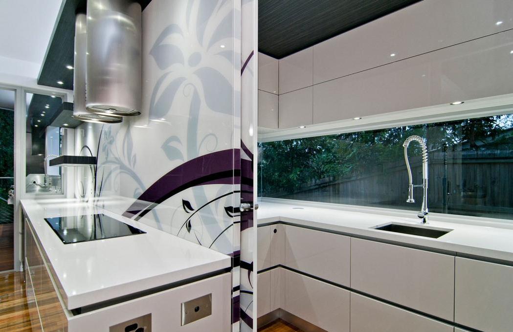 Современный дизайн белой кухни Bushland Retreat в стиле роскошного минимализма