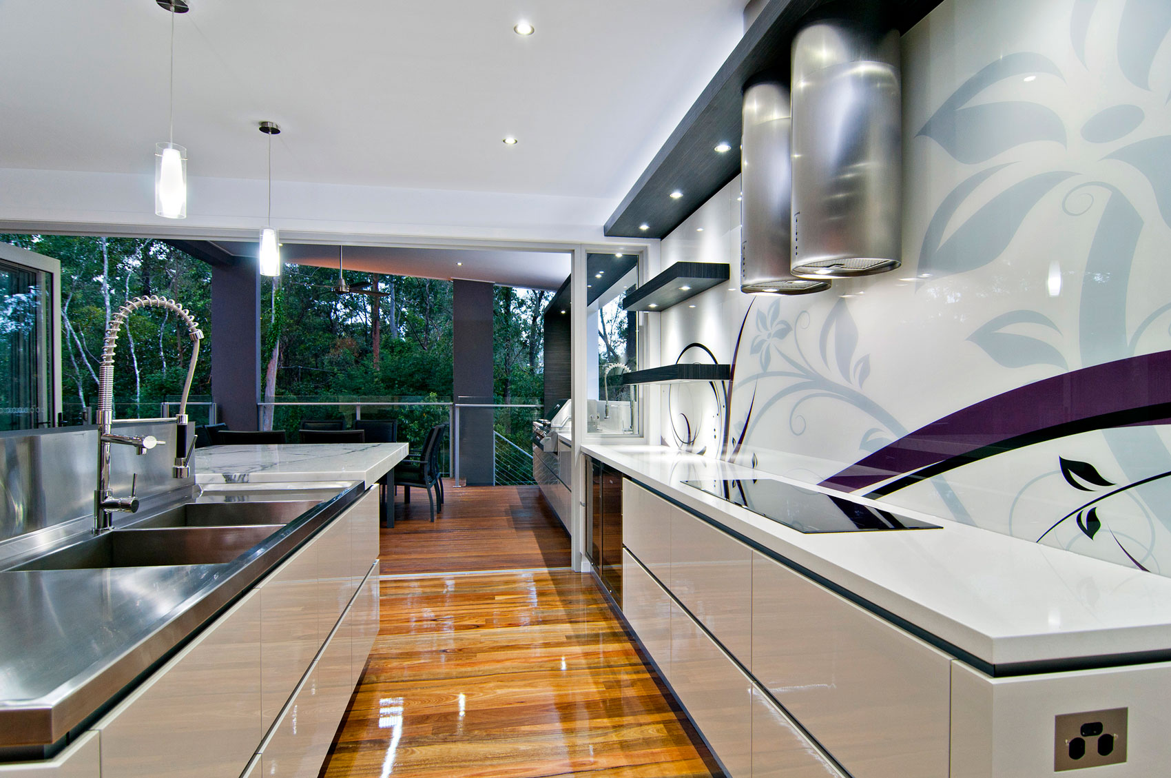 Современный дизайн белой кухни Bushland Retreat в стиле роскошного минимализма