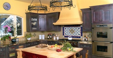 Потрясающий дизайн интерьера кухни в средиземноморском стиле от Nunley Custom Homes