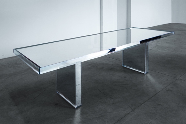 Обеденный стол с зеркальной поверхностью от Tokujin Yoshioka