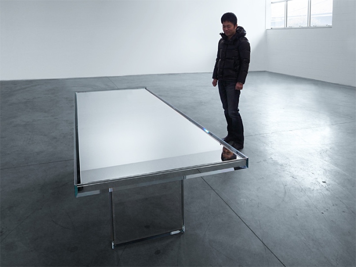 Обеденный стол с зеркальной поверхностью от Tokujin Yoshioka