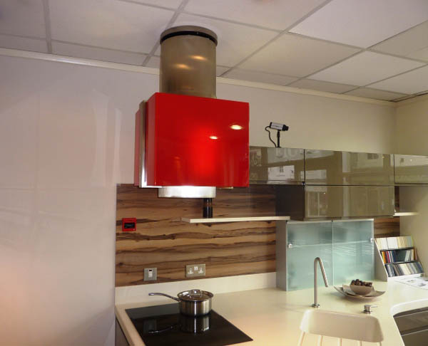 Вытяжка кубической формы красного цвета в интерьере кухни