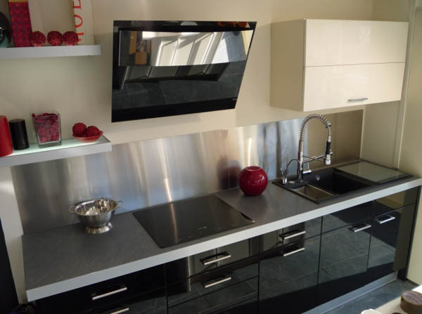 Встроенная кухонная вытяжка в виде плоского экрана над варочной панелью