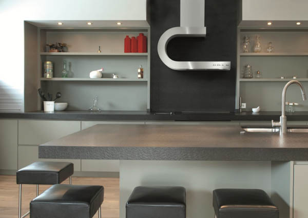 Встроенная вытяжка в виде буквы «С» над варочной панелью стильной кухни