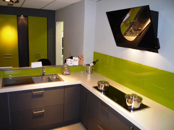Встроенная вытяжка с зеркальной поверхностью в стильном интерьере кухни