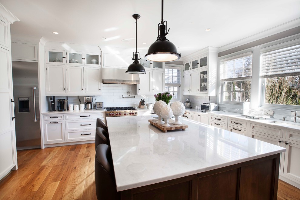 Современный дизайн интерьера белой кухни с элементами ретро-стиля