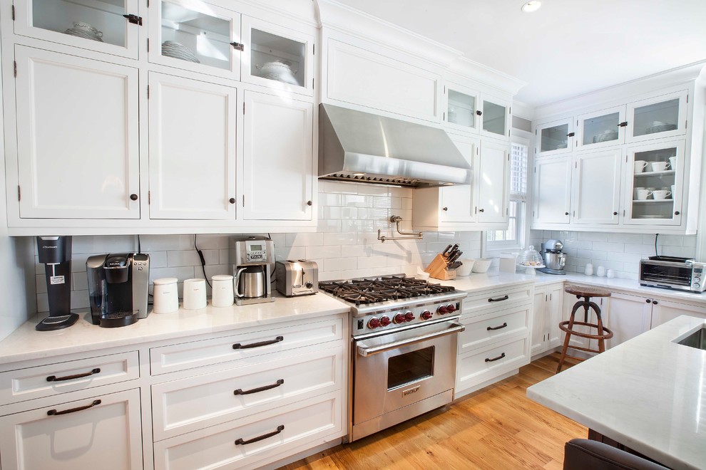 Современный дизайн интерьера белой кухни с элементами ретро-стиля