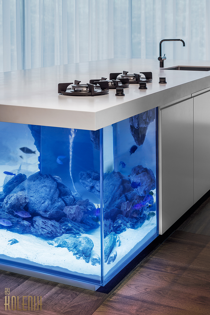 Необычный кухонный остров с аквариумом под столешницей