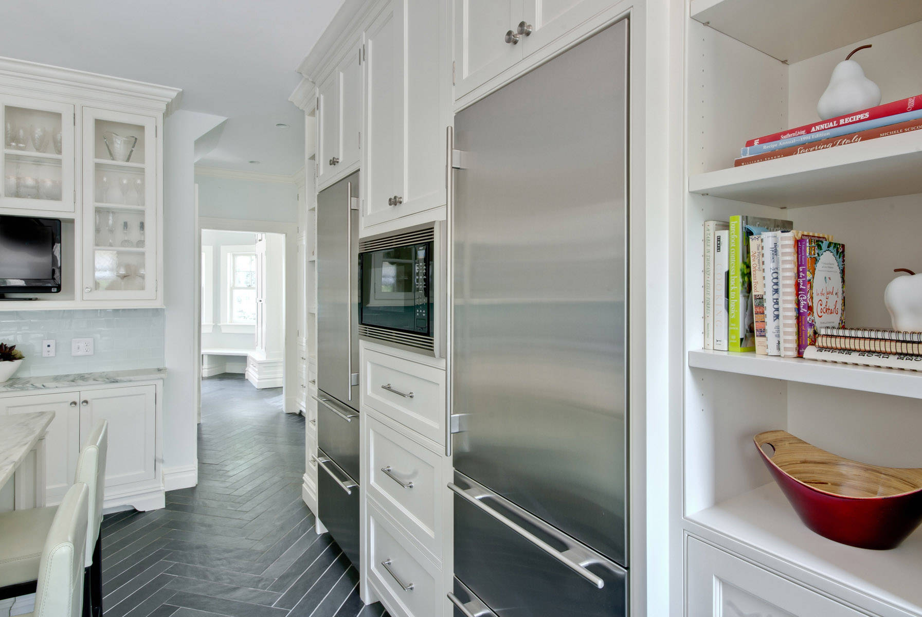 Серые холодильники на кухне