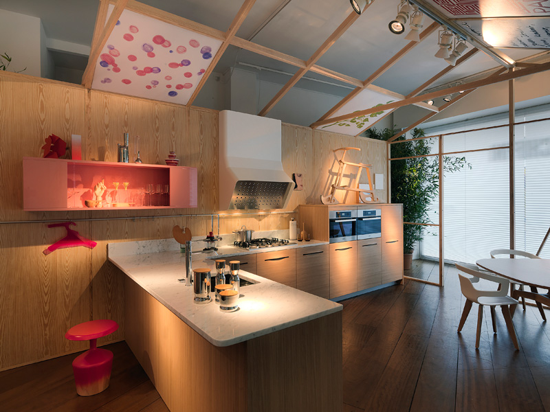 Новый дизайн деревянной кухни: розовая полка на стене