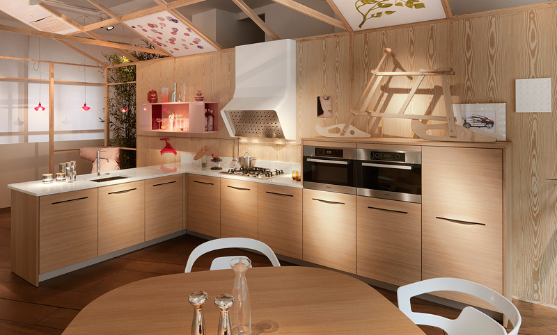 Новый дизайн деревянной кухни: белая вытяжка над плитой