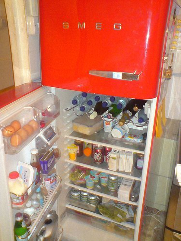 Вместительные полки нижней части холодильника SMEG красного цвета