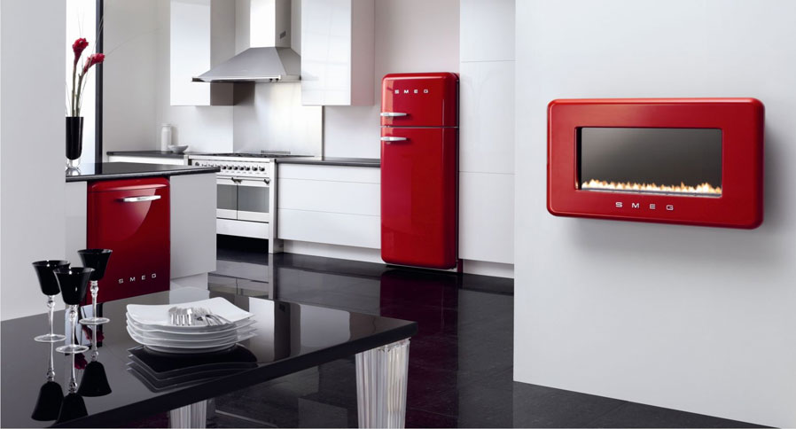Красный холодильник SMEG в интерьере кухни