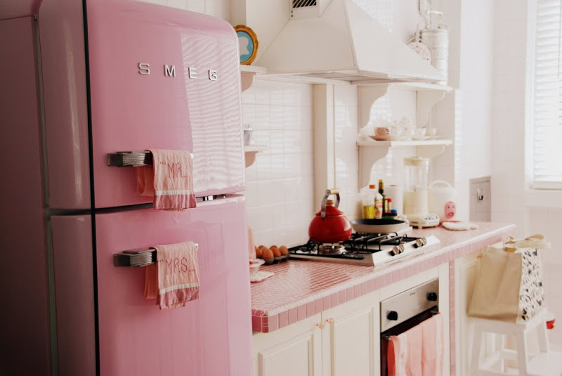 Розовый холодильник SMEG в интерьере кухни