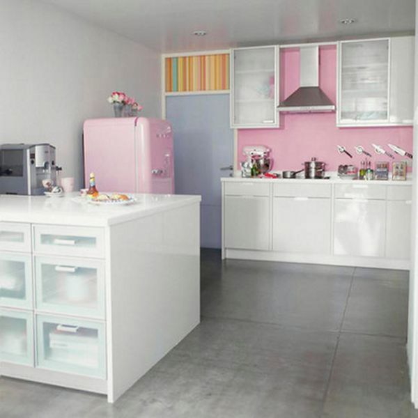 Розовый холодильник SMEG в интерьере кухни