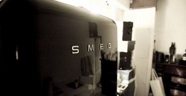 Холодильник SMEG чёрного цвета в интерьере кухни