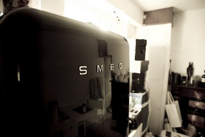 Холодильник SMEG чёрного цвета в интерьере кухни