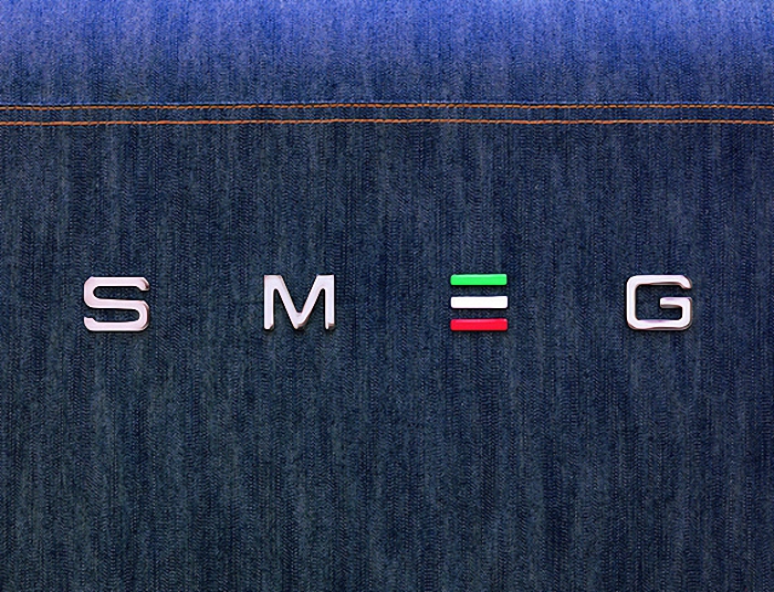 Логотип фирмы на джинсовом покрытии холодильника SMEG 