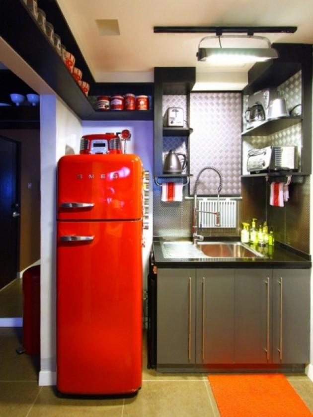 Холодильник SMEG красного цвета в интерьере кухни-столовой