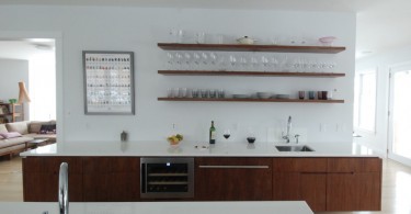 Оригинальный дизайн открытых полок в интерьере кухни