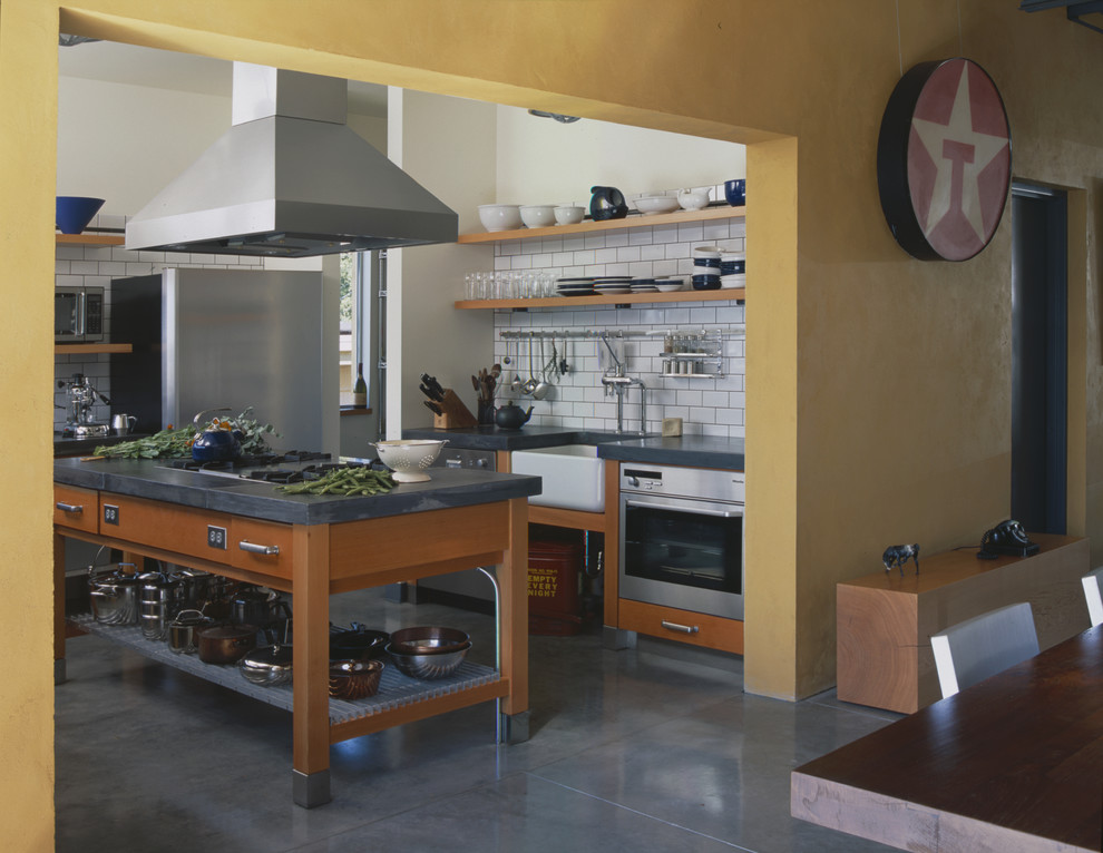 Открытые полки в интерьере кухни от PLACE architect ltd.