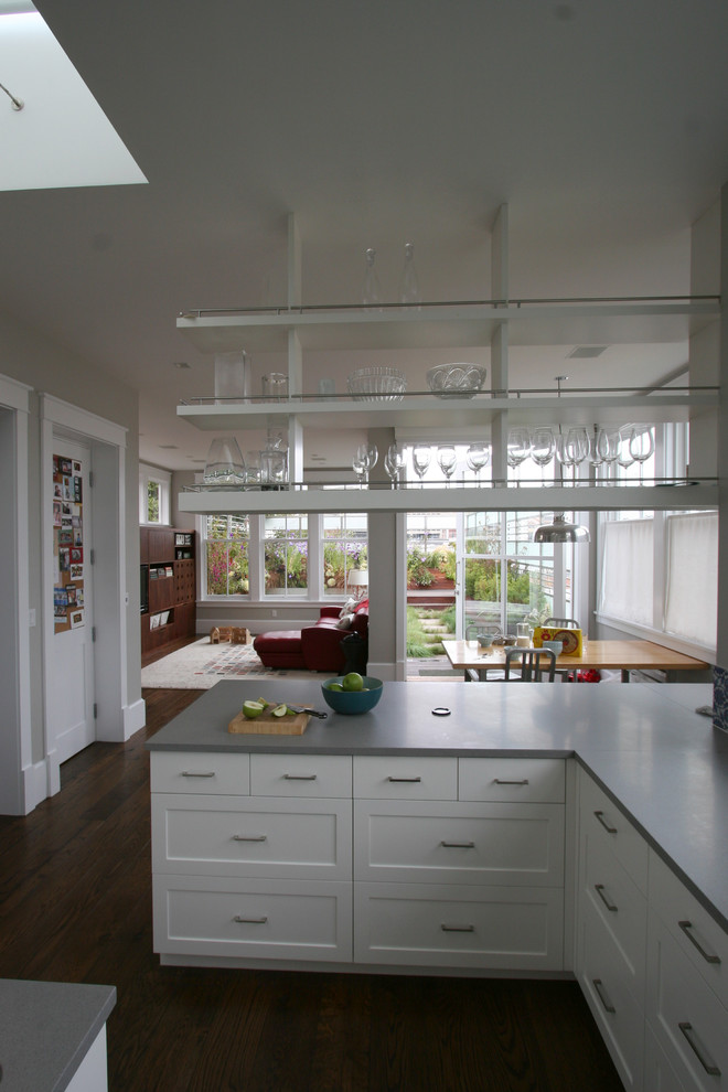 Открытые полки в интерьере кухни от Feldman Architecture, Inc.