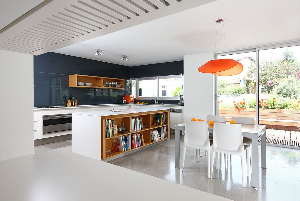 Открытые полки в интерьере кухни от Amitzi Architects