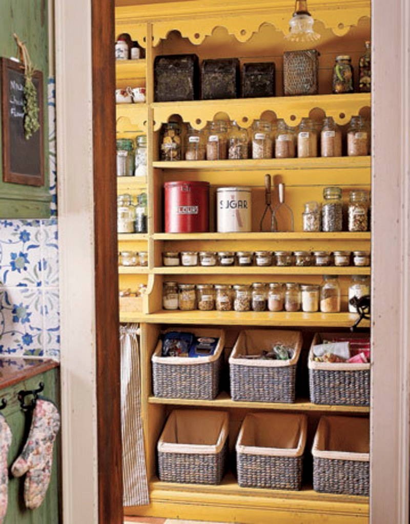 Открытые полки  и корзины кухонной кладовой со специями и продуктами